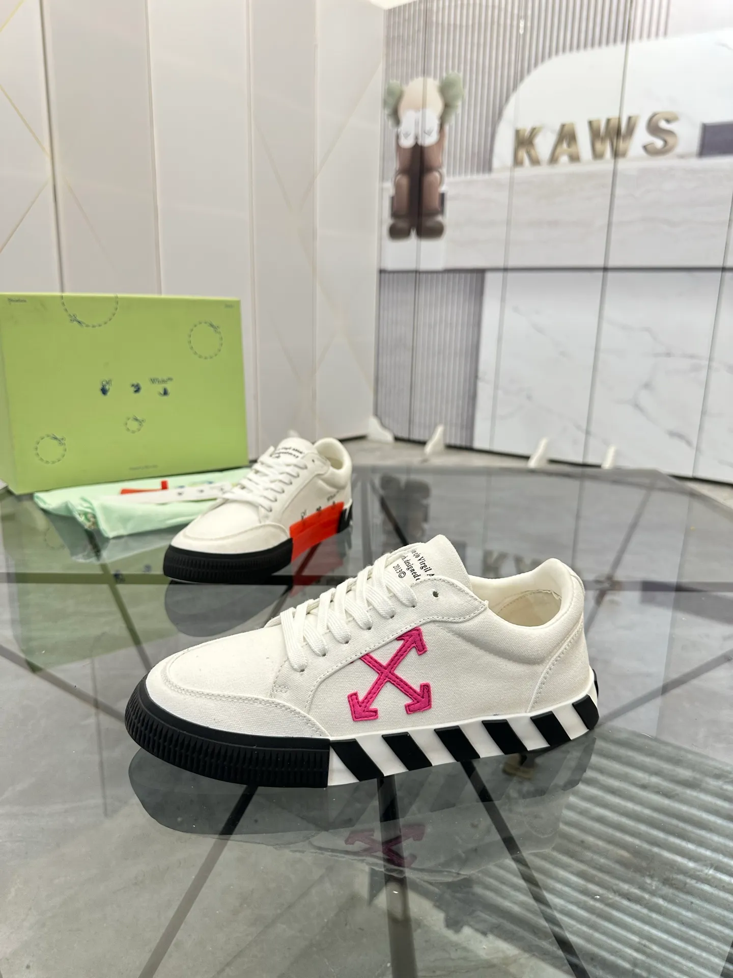 Selling men's shoes 💰: 💰P440¥ Product trademark: OFF WHITE *"OFF WHITE*" low-top casual shoes Regular size: 35-45 (can be customized to 46) Couple style Product materials: original material from the upper counter, breathable lining, original outsole. No.: H203